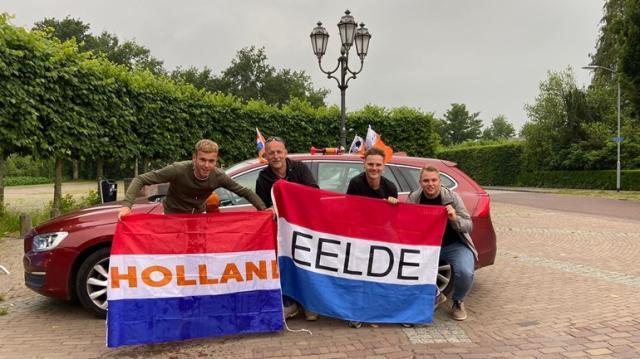 橙色人流占领多瑙河 球迷爬上市中心雕塑到此一游